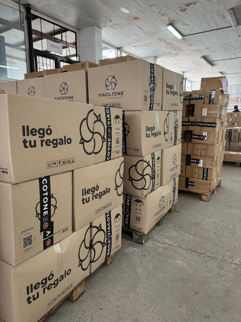 Depósito de Via Cotone con cajas embaladas listas para entregar
