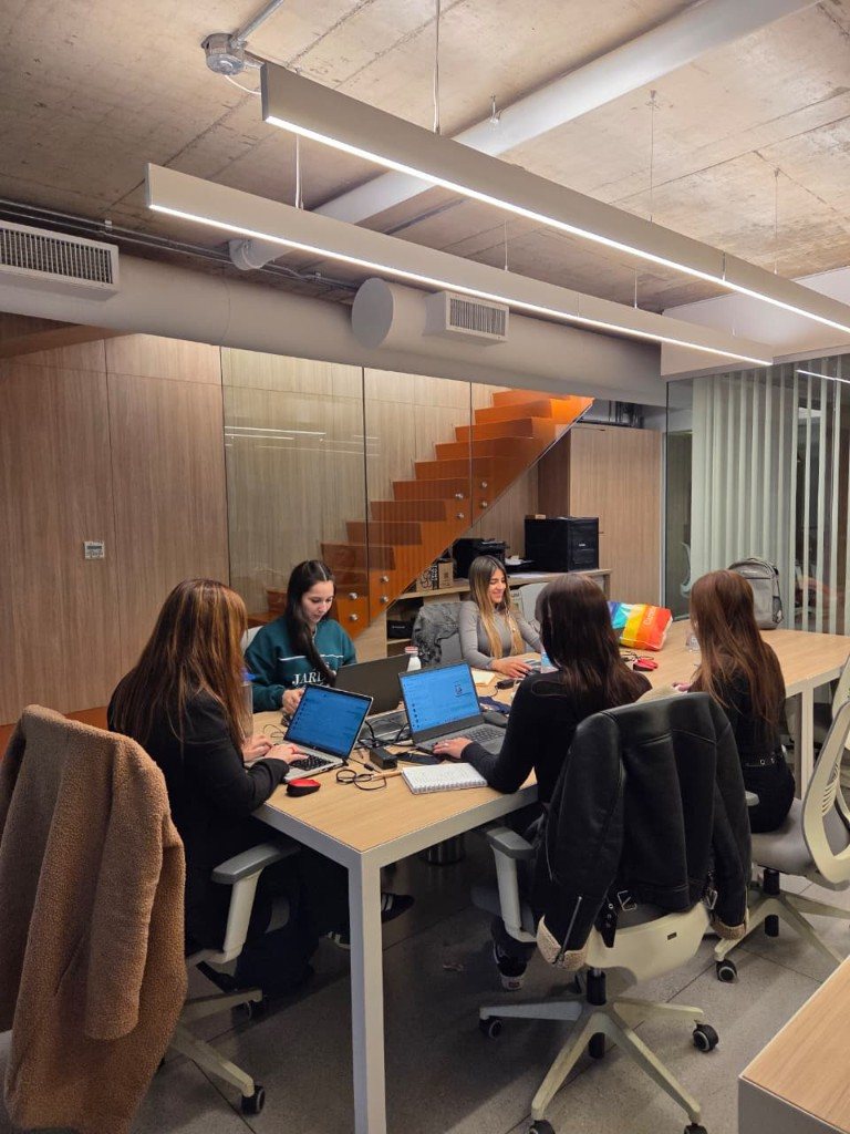 Equipo de Via Cotone en una reunión de trabajo